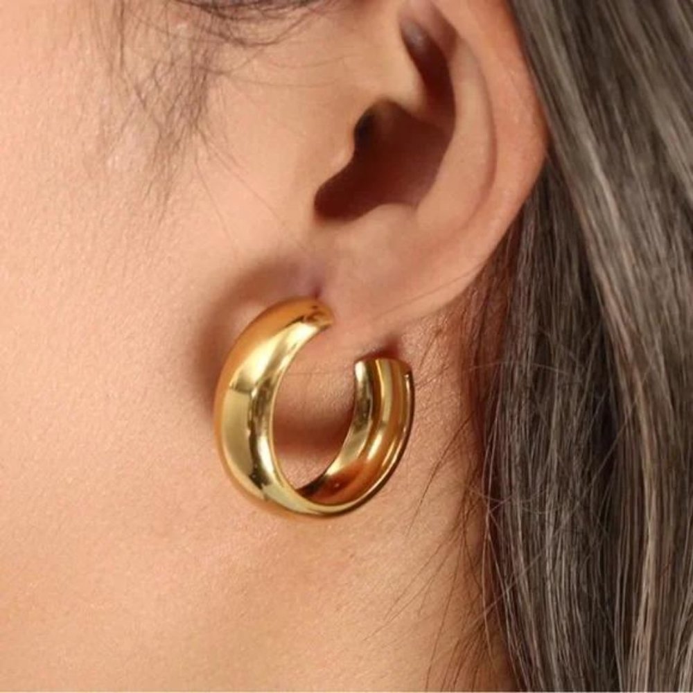NEW ELEGANT 18K GOLD WIDE HOOP EARRINGS, NICE EARRINGS, CUTE EARRINGS - Picture 2 of 6
